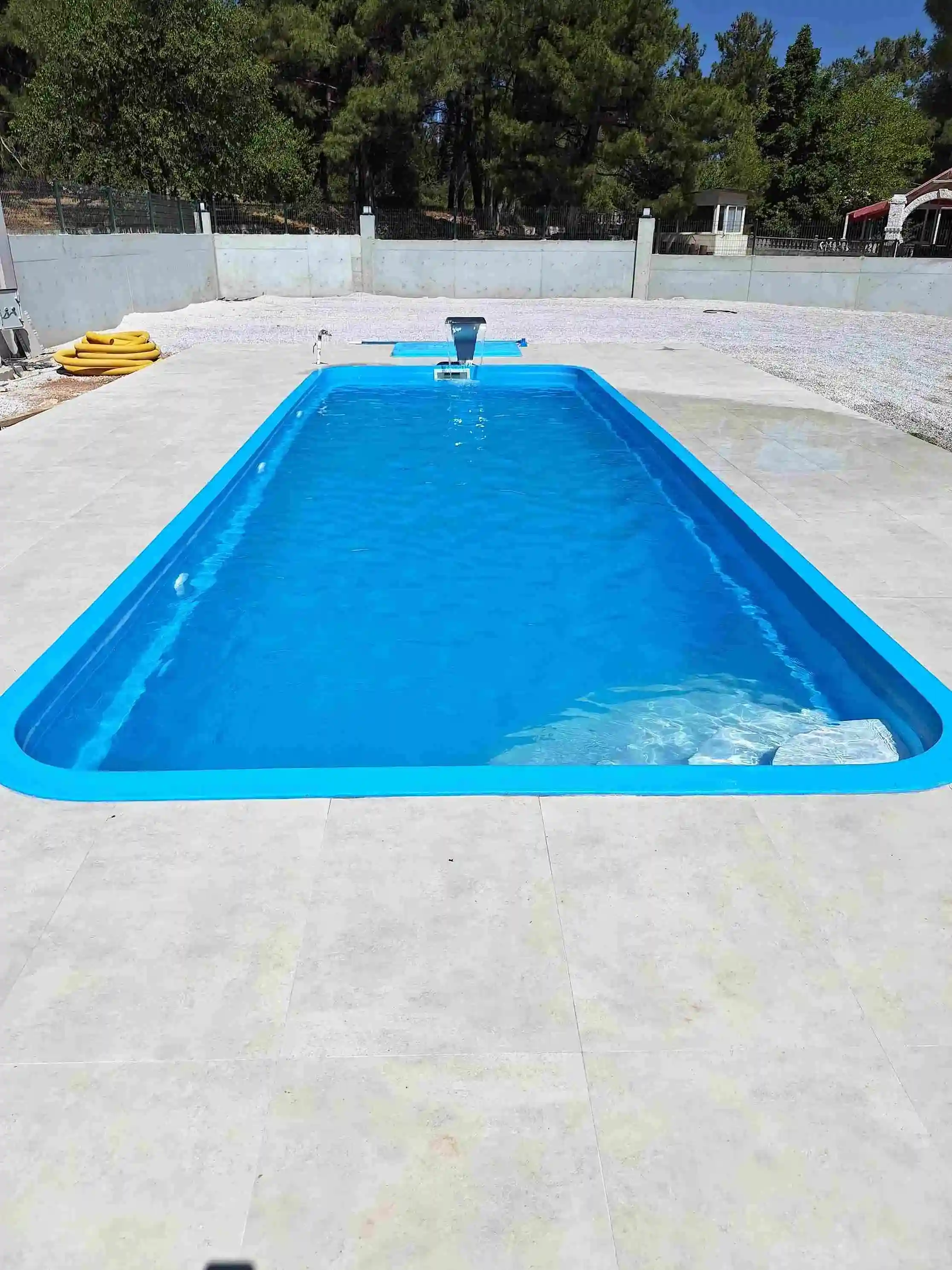 Temiz ve berrak suyuyla göz alıcı bir yüzme havuzu